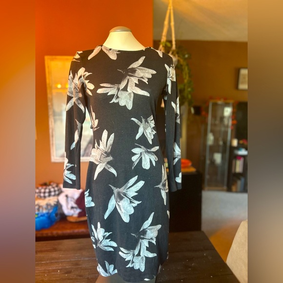 Dresses & Skirts - Black long sleeve flower dress